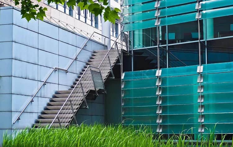 تصویر استفاده از فولاد ضد زنگ در ساختمان